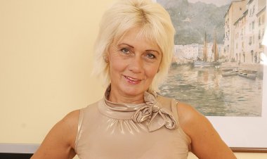 Sexy Mature Housewife Loves To Play With Herself