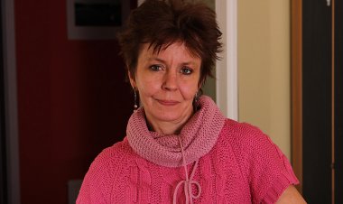 Skinny Mature Housewife Works Her Hairy Pussy