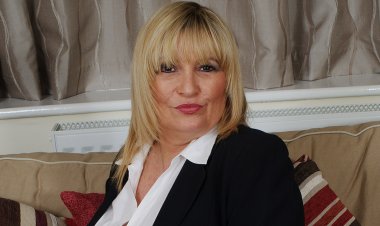 Hot British Housewife Shows Her Great Tits And Masturbates