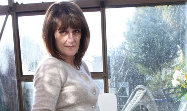 British Amateur Housewife Gets Naughty And Wet