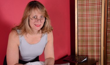 Horny American Housewife Spanks Herself And Masturbates