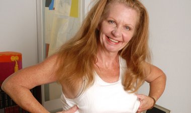 Kinky American Housewife Goes Wet