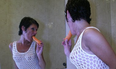 Squirting Mature Slut Gets Off