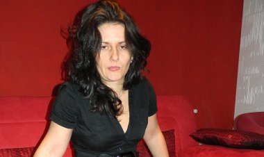 Mature Slut Masturbating On The Couch