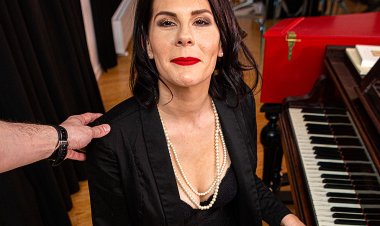 This Mature Pianoteacher Loves Taking It up Her Ass