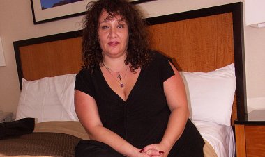 Big Joyce Loves Sucking Cock