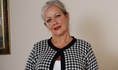 Mature British Housewife Shows She Still Got What It Takes