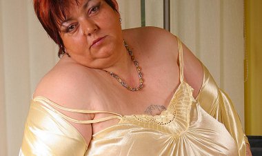 Big Malinka Gets Herself Mushy And Horny