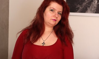 Chubby Mature Slut Playing With Her Pussy