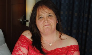 Amateur Housewife Sticks Dildo Up Her Hairy Pussy