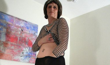 Kinky Mama Playing With Her Wet Pussy