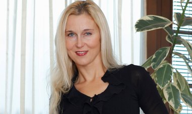 Sexy MILF Shows Off Hot Body And Has Dildo Fun