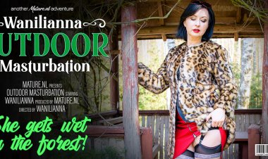 MILF Wanilianna is getting wet in the woods