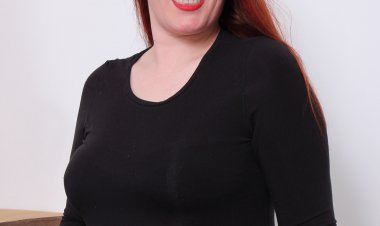 Curvy mature redhead playing with her hairy pussy