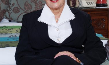 This naughty mature slut loves to play alone