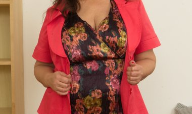 Curvy MILF playing with her wet pussy