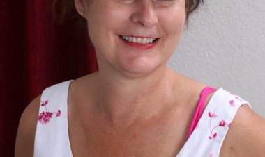 Hairy American housewife showing off her bush