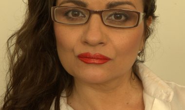 Curvy big breasted mature lady having fun with her younger lover