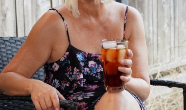 Hairy mature lady playing with her pussy