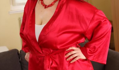 This big mama loves to play with her dildo