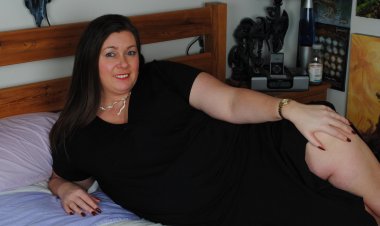 This big mature lady loves to get dirty