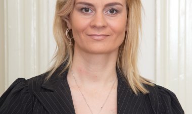 This horny housewife oves to get wet and wild