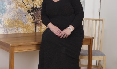 Chubby mature slut playing with her hairy pussy