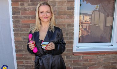 This mature lady loves to play with herself on a balcony on a sunny day