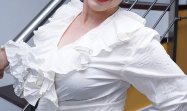 Hairy housewife playing with her lover