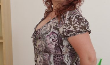 Curvy mature lady playing with her wet pussy