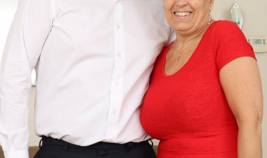 Mature British lady fucking on the couch