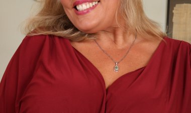 Hot British housewife showing off her dirty mind