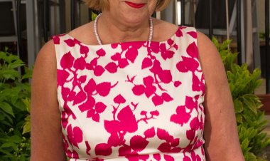 Horny British mature lady playing in the garden