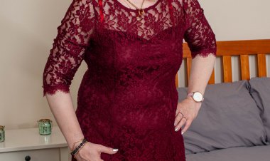 Naughty mature lady playing with her pussy in bed