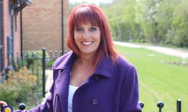 Horny cougar masturbating in her kitchen