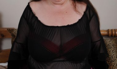 Big mature slut getting wet and wild