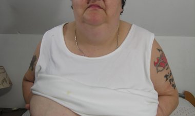 Big mama playing with her toy and tits