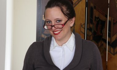 Hairy American housewife playing with herself