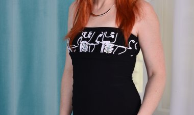 Hot mom Michelle Russo playing with her shaved pussy