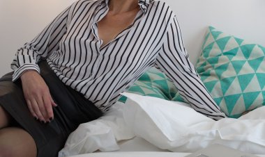 Naughty MILF playing with her pussy in bed