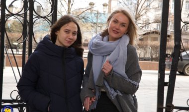 Hot MILF seducing a very naughty lesbian teeny babe