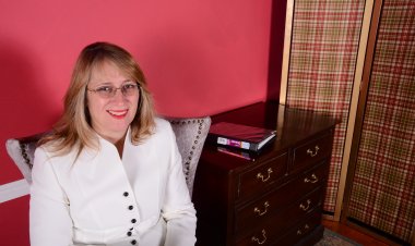 Unshaved American mom playing with herself