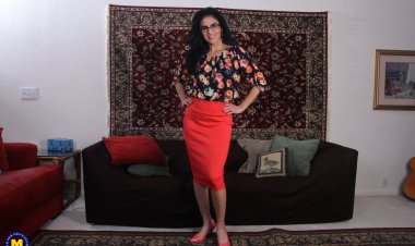 Skinny American housewife playing with her pussy