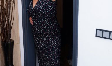 Hot and curvy Kiara Rizzi playing with her pussy