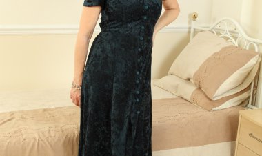 Horny British housewife Josie playing with her hairy pussy