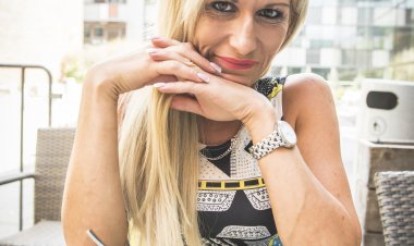 Steamy hot MILF playing with her shaved pussy