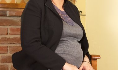 Curvy mama playing with herself