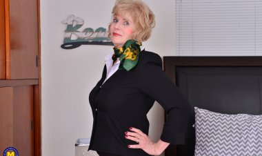 American mature lady playing with her pussy