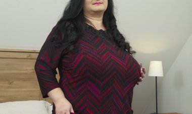 Huge breasted mature lady playing with her pussy