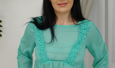 This steamy hot housewife loves a big stiff cock